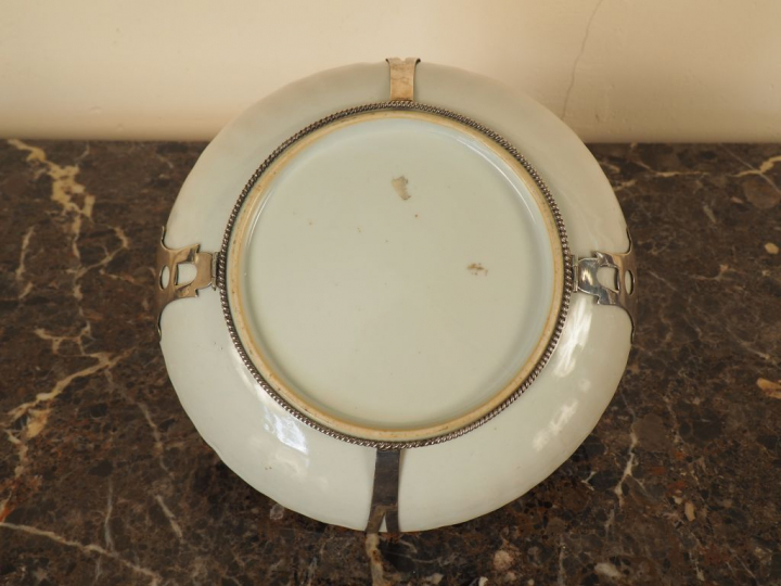 Assiette en porcelaine de Chine à décor polychrome de fleurs et de gui