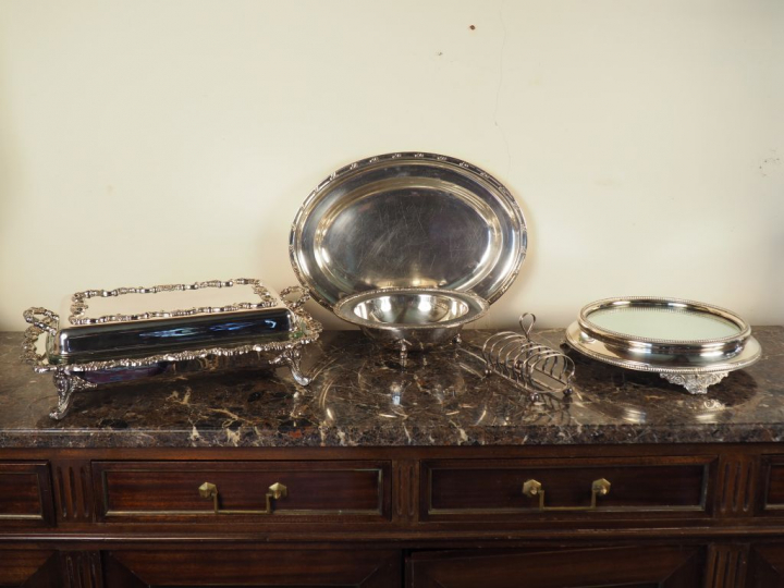 Un plat ovale, un légumier, un porte-toast, un centre de table à fond 