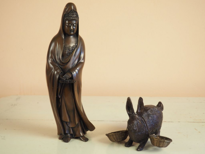 Sujet en bronze 'lapin' et un sujet en bronze Extrême-orient "geisha".