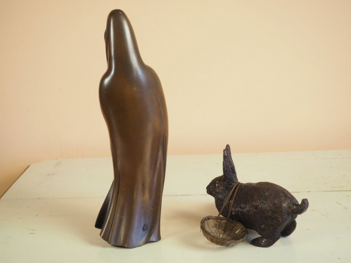 Sujet en bronze 'lapin' et un sujet en bronze Extrême-orient "geisha".