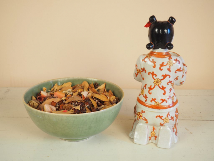 Une coupe en porcelaine céladon et une sculpture en porcelaine polychr