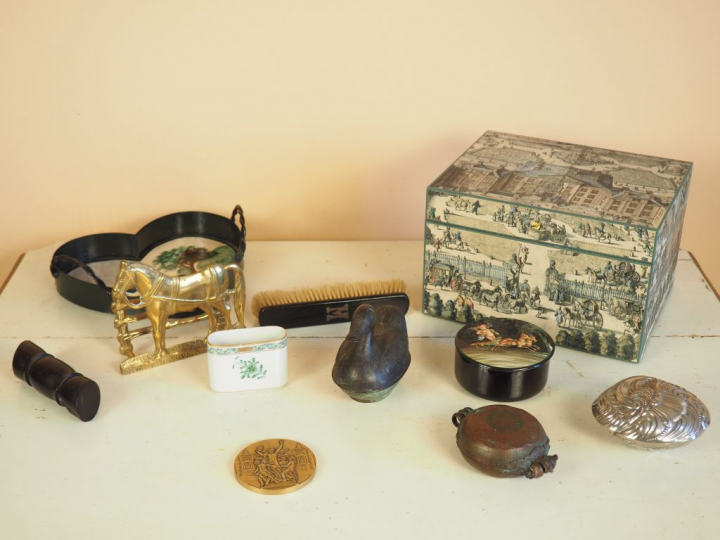 Lot comprenant : Une boite à lettres en carton, un porte lettres en la