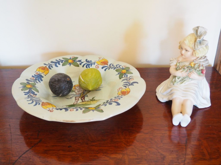 Deux fruits "figues" en trompe l'œil, un sujet "jeune fille en fleur" 