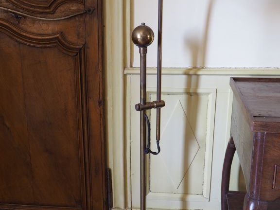 Lampadaire en laiton et métal chromé. Dim. 121 cm.