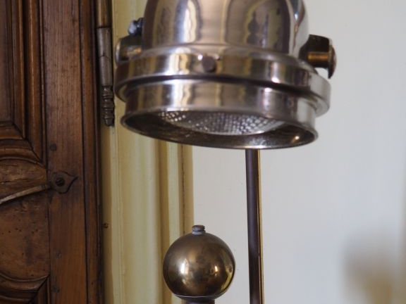 Lampadaire en laiton et métal chromé. Dim. 121 cm.