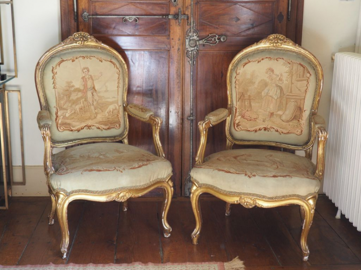 Paire de fauteuils à dos plat de style Louis XV en bois sculpté et dor