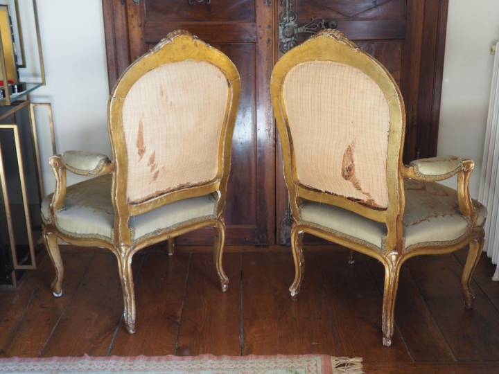 Paire de fauteuils à dos plat de style Louis XV en bois sculpté et dor