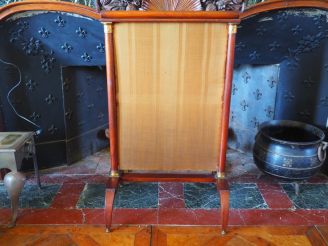 Vente aux enchères Pare-feu de style Empire en acajou Dim. 97 x 58 x 42 cm.