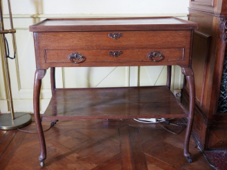 Vente aux enchères Desserte anglaise en chêne ouvrant à un tiroir en ceinture. Dim. 76,5 