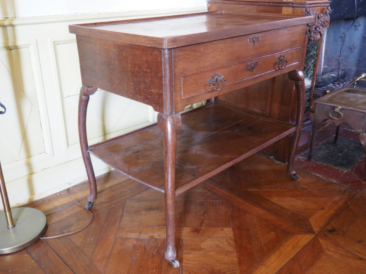 Desserte anglaise en chêne ouvrant à un tiroir en ceinture. Dim. 76,5 