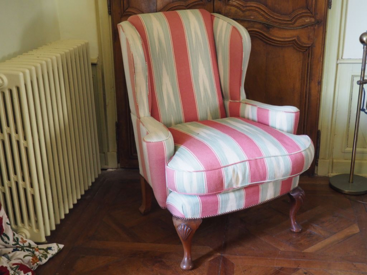 Grande bergère anglaise en acajou, garniture de tissu fantaisie. Dim. 