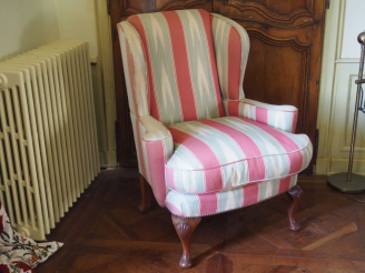 Vente aux enchères Grande bergère anglaise en acajou, garniture de tissu fantaisie. Dim. 