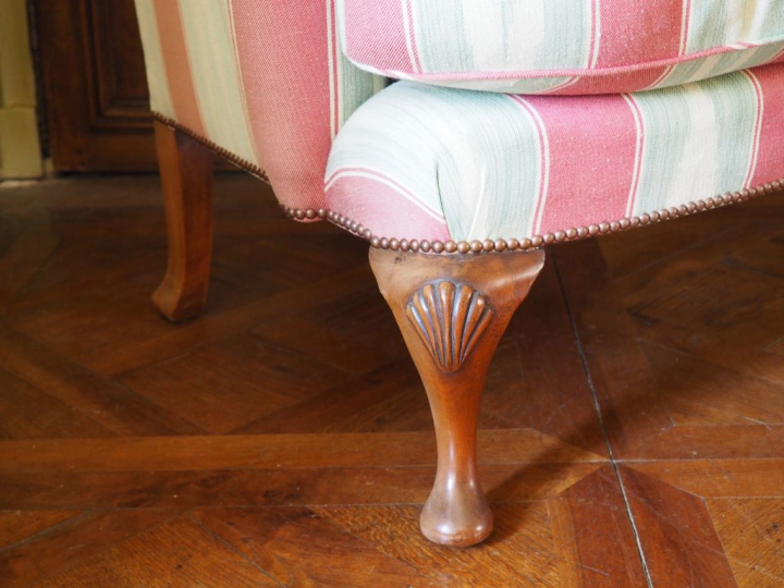 Grande bergère anglaise en acajou, garniture de tissu fantaisie. Dim. 