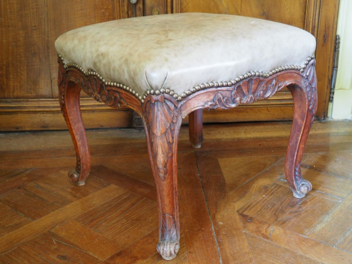 Tabouret de style Louis XV en bois nature mouluré et sculpté, à décor 