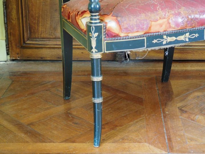 Paire de fauteuils cannés XIXème anglais en bois laqué noir et doré, p