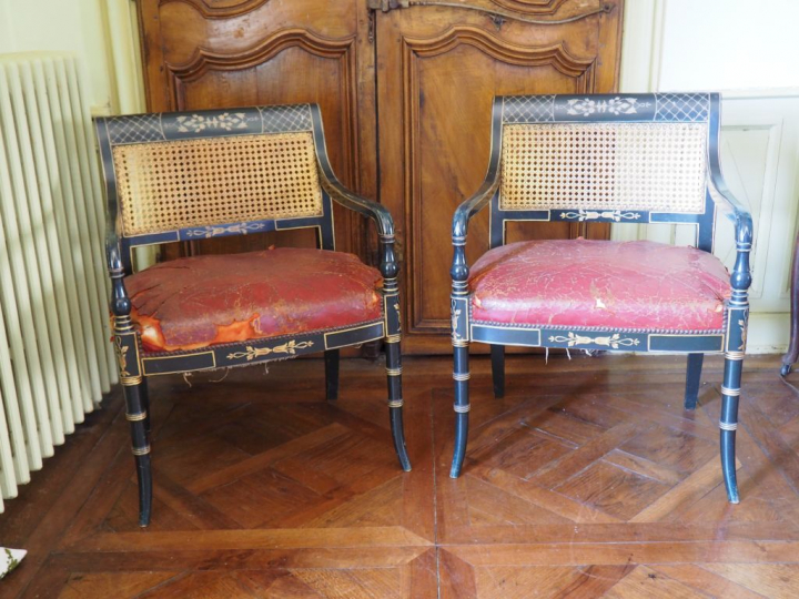 Paire de fauteuils cannés XIXème anglais en bois laqué noir et doré, p