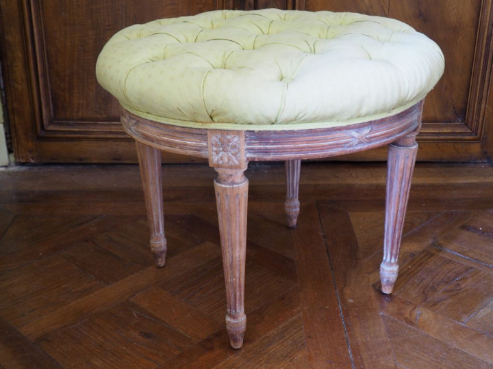 Tabouret de style Louis XVI, garnitue de tissu à capitons. Dim. 48 x 6