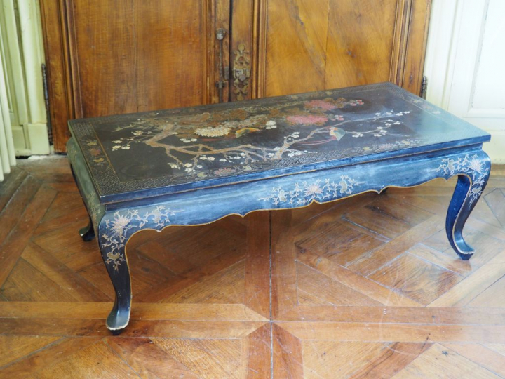 Table basse de style Extreme Orient en laque polychrome à décor d'oise