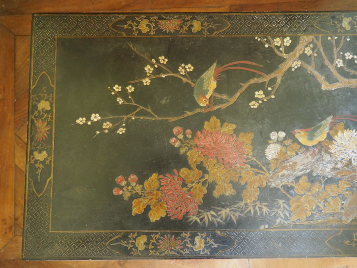 Table basse de style Extreme Orient en laque polychrome à décor d'oise