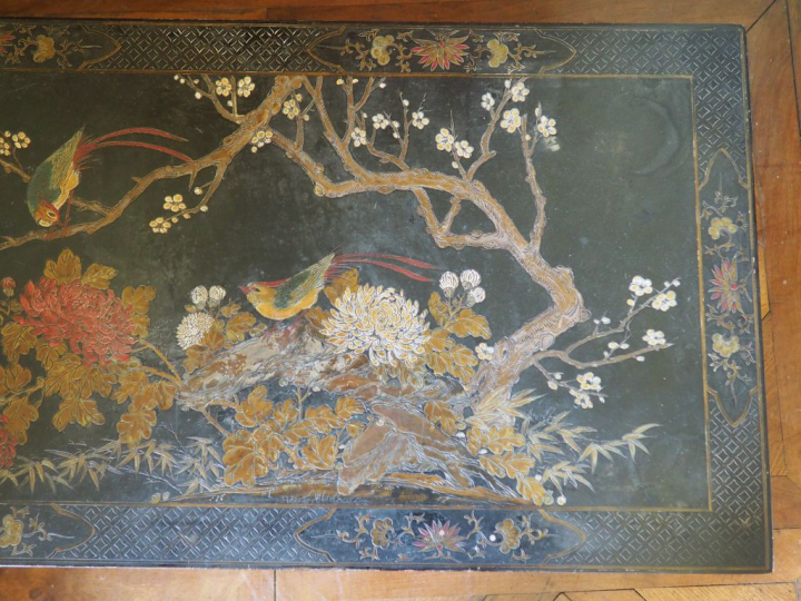 Table basse de style Extreme Orient en laque polychrome à décor d'oise