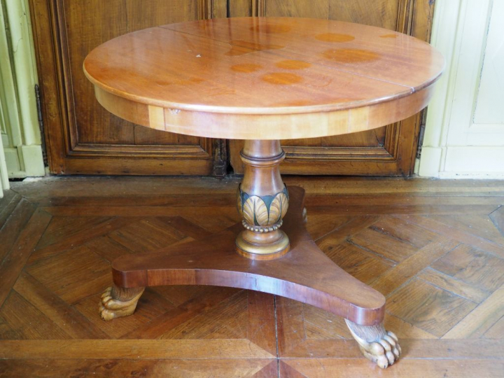 Guéridon XIXème anglais en acajou et placage d'acajou, pieds griffe. D