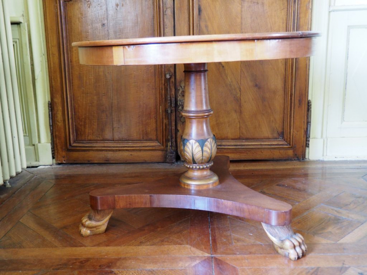 Guéridon XIXème anglais en acajou et placage d'acajou, pieds griffe. D