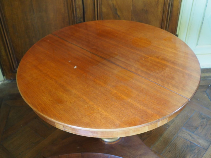 Guéridon XIXème anglais en acajou et placage d'acajou, pieds griffe. D