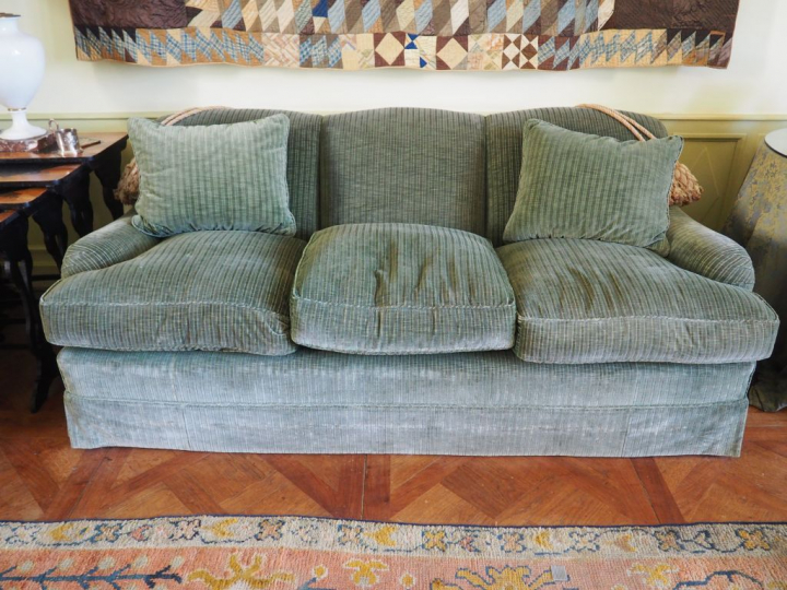 Grand canapé moderne et confortable à trois places et un fauteuil garn