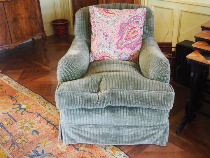 Grand canapé moderne et confortable à trois places et un fauteuil garn