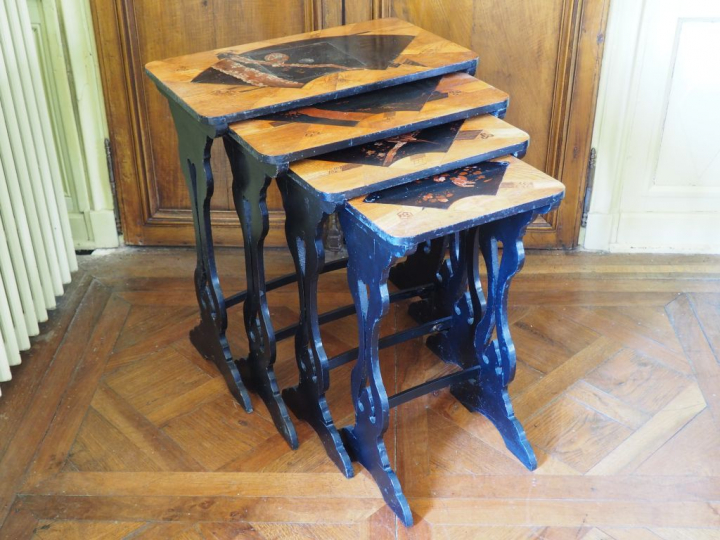 Suite de quatre tables gigognes Napoléon III en marqueterie, de style 