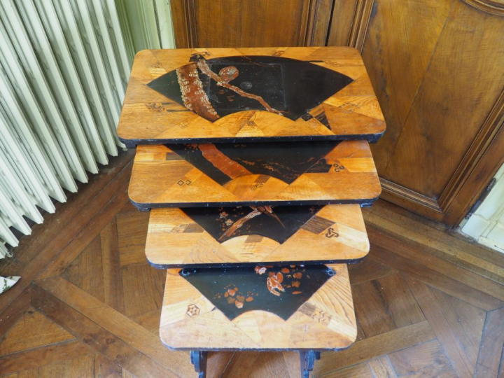 Suite de quatre tables gigognes Napoléon III en marqueterie, de style 