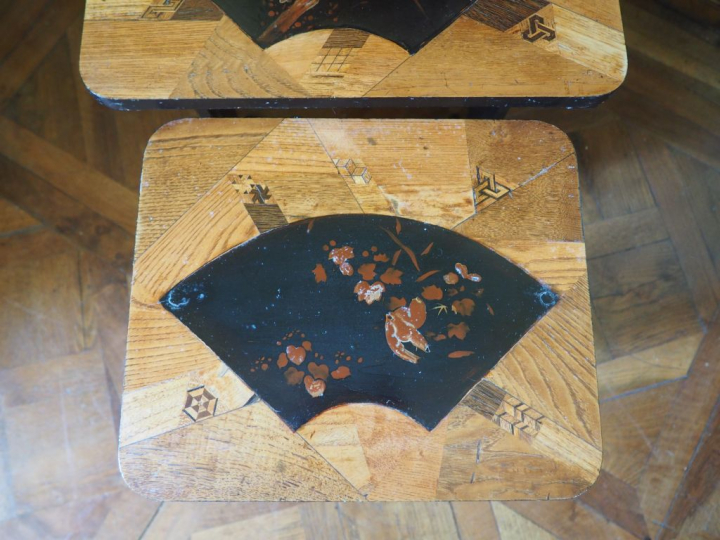 Suite de quatre tables gigognes Napoléon III en marqueterie, de style 