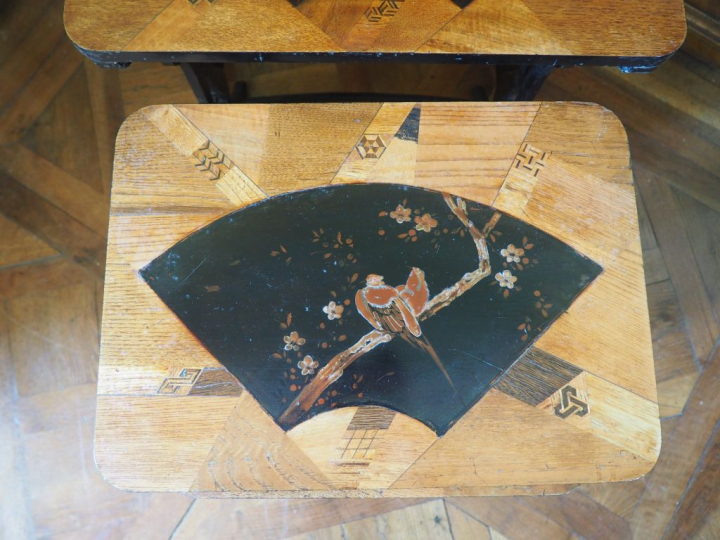 Suite de quatre tables gigognes Napoléon III en marqueterie, de style 