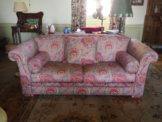 Vente aux enchères Canapé de style club garniture de tissu à motifs cachemire. Dim. 80 x 