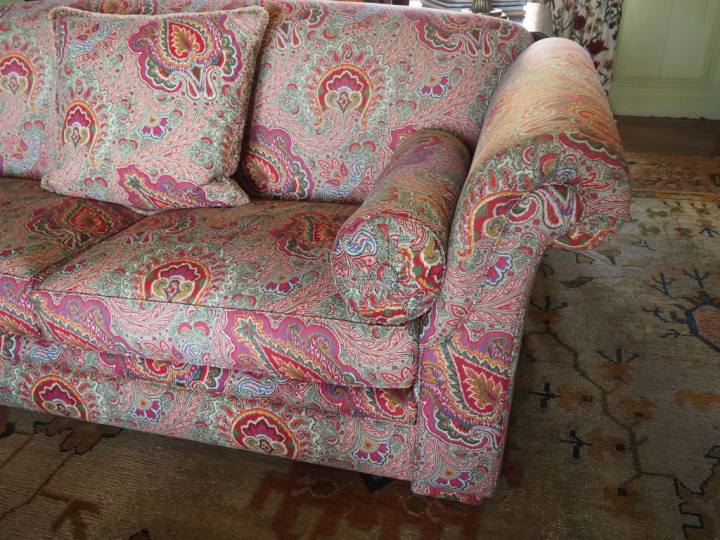 Canapé de style club garniture de tissu à motifs cachemire. Dim. 80 x 