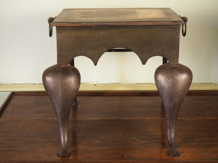 Table basse et tabouret en verre et métal. Dim. (tabouret) : 35 x 37 x