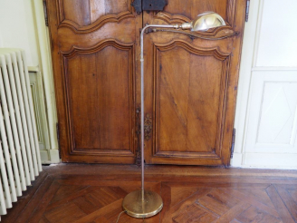 Vente aux enchères Lampadaire en laiton et métal.  H. 114 cm.