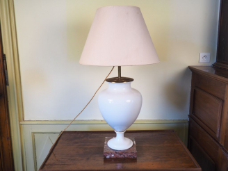 Vente aux enchères Paire de lampes ovoïdes en porcelaine blanche, socle marbre rouge. H. 