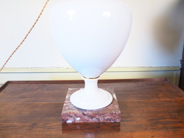 Paire de lampes ovoïdes en porcelaine blanche, socle marbre rouge. H. 