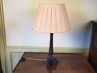 Vente aux enchères Chandelier de style Restauration en bronze à patine brune, monté en la