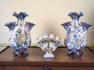 Vente aux enchères Paire de vases en faience polychrome de St-Clément à décor de style ro