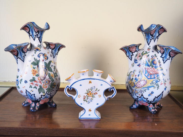 Paire de vases en faience polychrome de St-Clément à décor de style ro