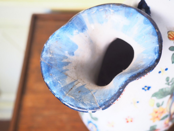 Paire de vases en faience polychrome de St-Clément à décor de style ro