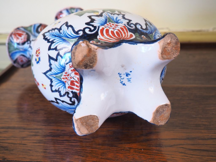 Paire de vases en faience polychrome de St-Clément à décor de style ro