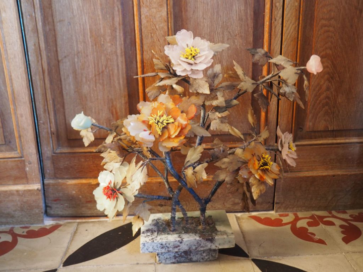 Bouquet de fleurs en trompe l'oeil en pierre dure et jadéïte polychrom
