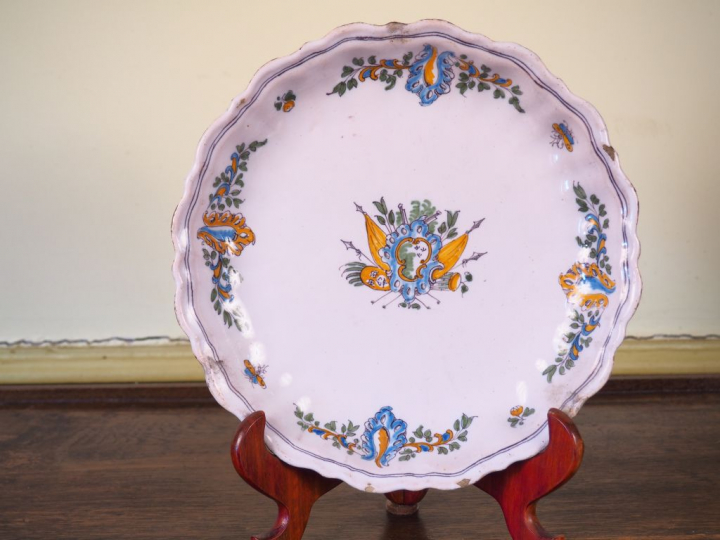 Assiette en faience de Moustiers XVIIIème décor polychrome au drapeau.