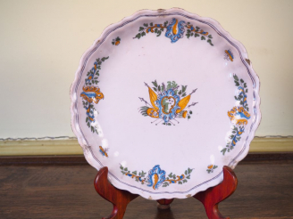 Vente aux enchères Assiette en faience de Moustiers XVIIIème décor polychrome au drapeau.