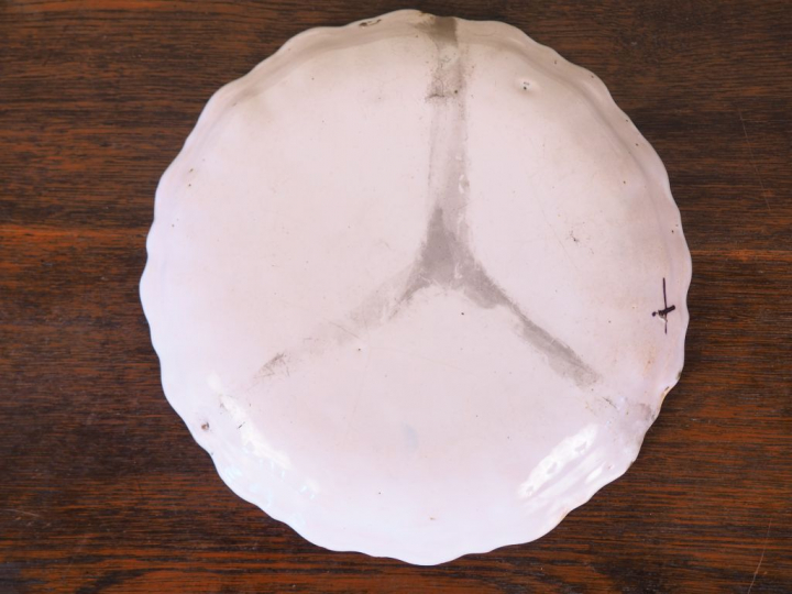 Assiette en faience de Moustiers XVIIIème décor polychrome au drapeau.