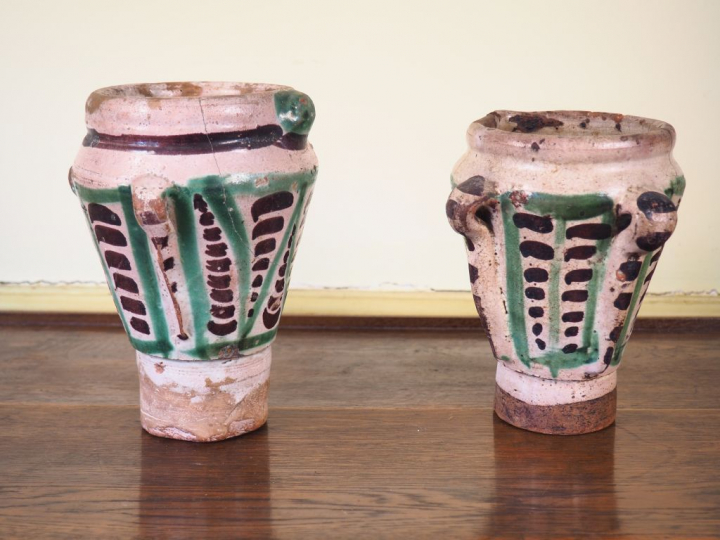 2 pots en terre vernissée décor stylisé en vert et noir. Espagne XVIIè