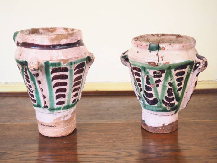 2 pots en terre vernissée décor stylisé en vert et noir. Espagne XVIIè